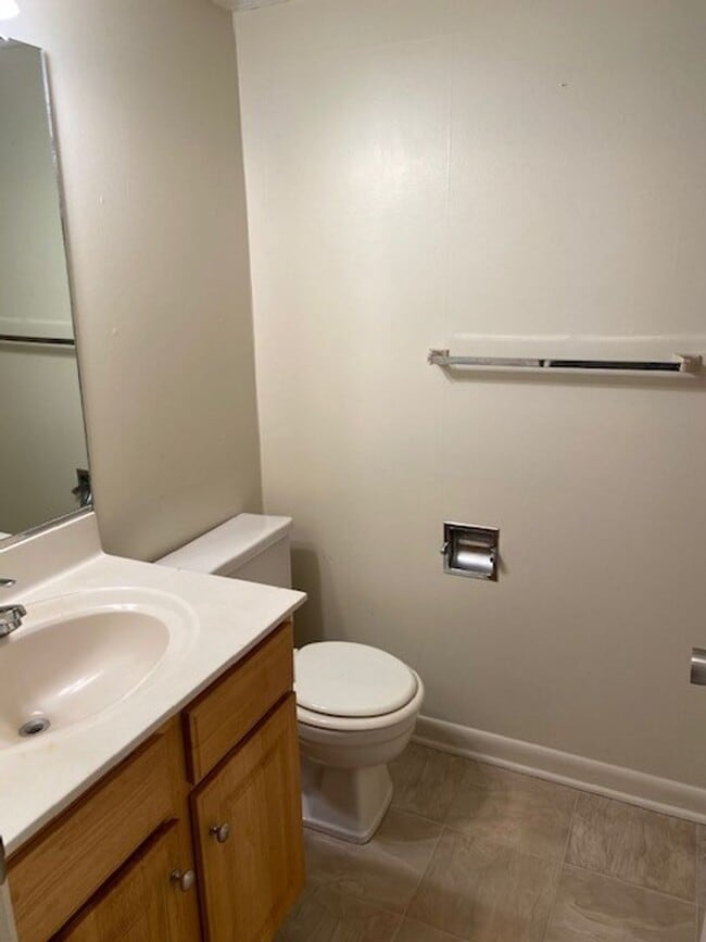 Building Photo - 460 Racine Dr
