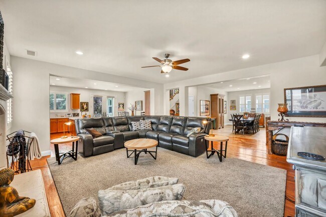 Foto del edificio - FULLY FURNISHED home with all utilities included and flexible lease options available.