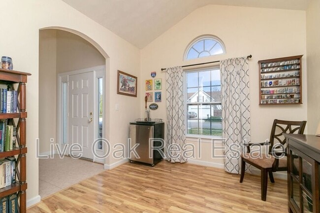 Building Photo - 909 Flores Ct