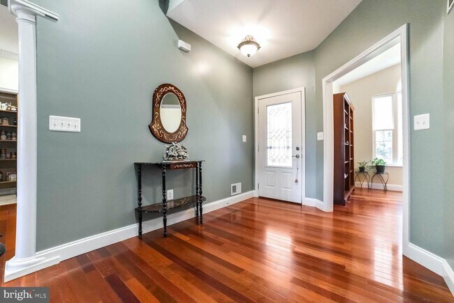 Building Photo - 24900 Fox Run Ln