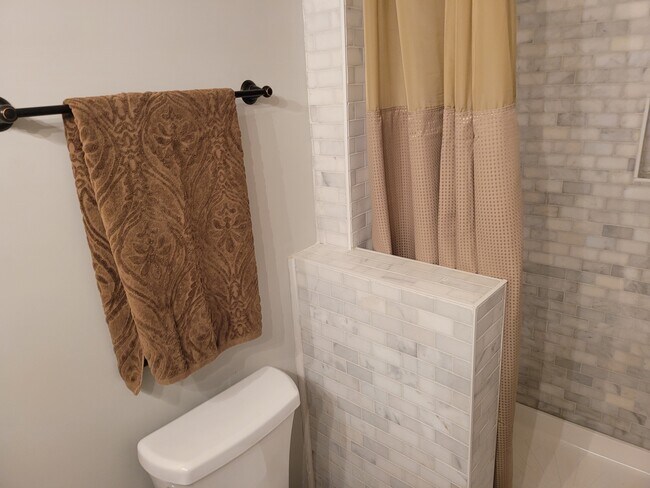 roommate suite - 91 Rumson Rd NE