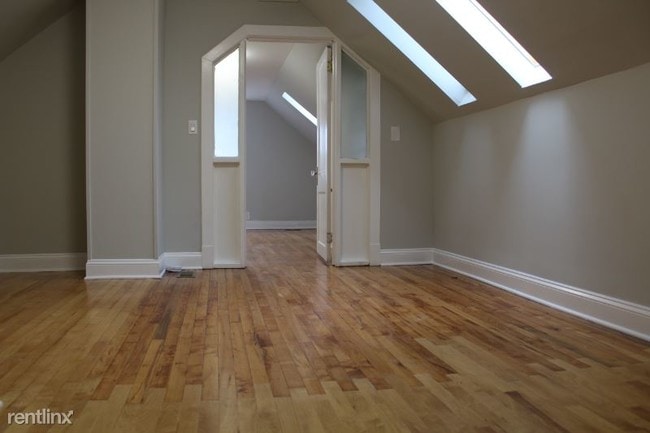 Building Photo - 2531 W Lyndale St