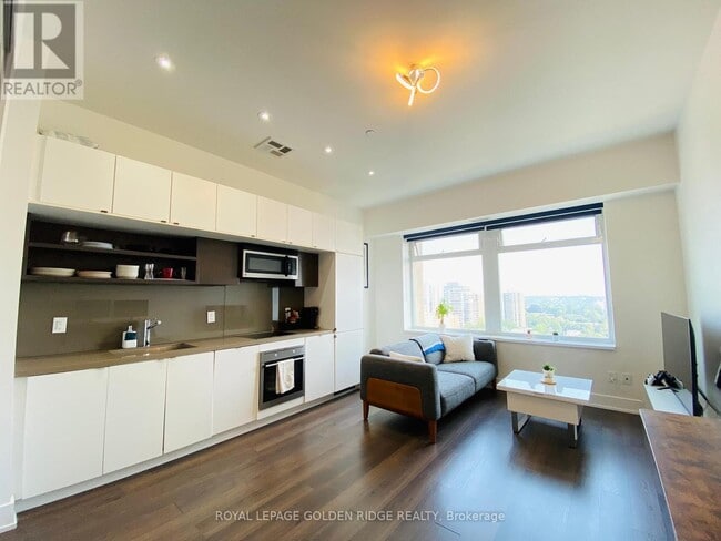 Photo du bâtiment - 111-1111 St Clair Ave W