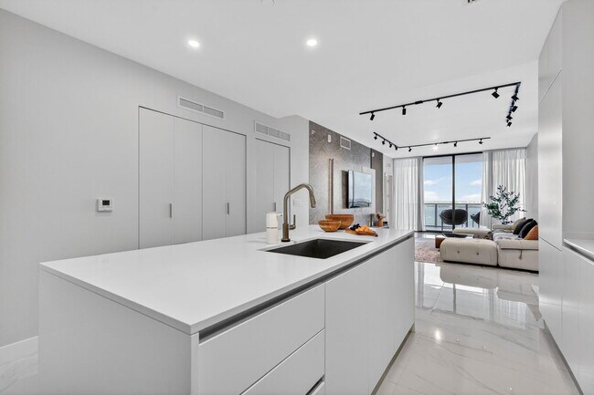 Foto del edificio - 700 NE 23rd St