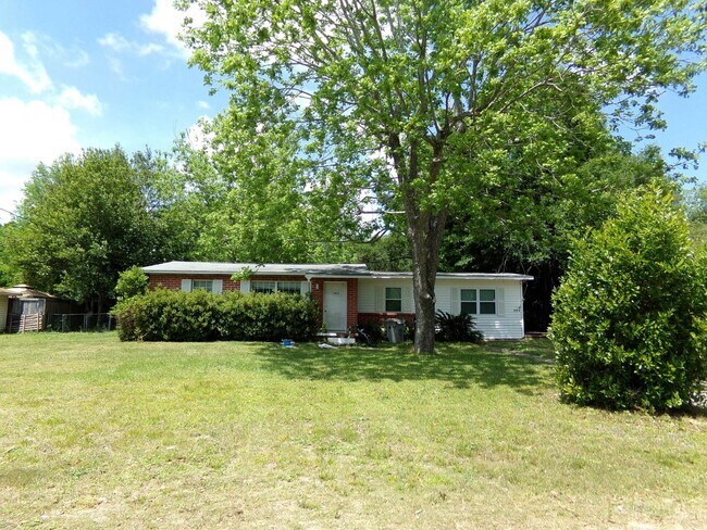Building Photo - North Pensacola 2BR, 1BA Brick Duplex with Fresh Paint, Wood-Looking Flooring, Fenced Backyard.