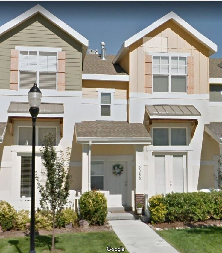 Primary Photo - Great 3 Bd 3.5 Bath Townhome 2 Car Garage