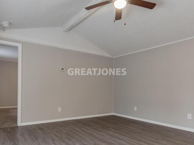 Building Photo - 185 Riverbend Dr