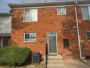 Building Photo - 471 Fox Hills Dr S