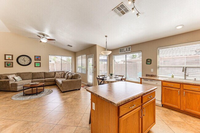 Foto del edificio - 43854 W Cahill Dr