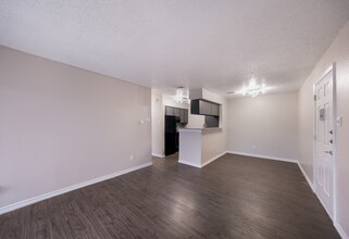 Living Room A2 1BD 1BA-VatSoCo-001.jpg - V at SoCo