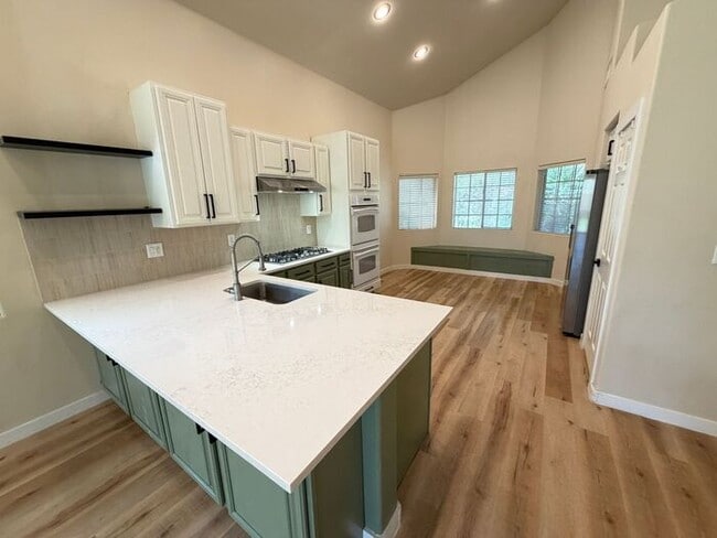 Building Photo - First Show: The first open showing is on Tues 3/24 at 11:30am. Please be prompt. We will be proce...