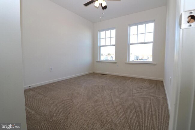 Building Photo - 52 Freeborn Ln