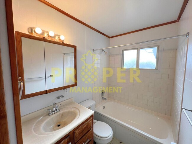 Building Photo - 3 bedrooms 1 bathroom ranch style house