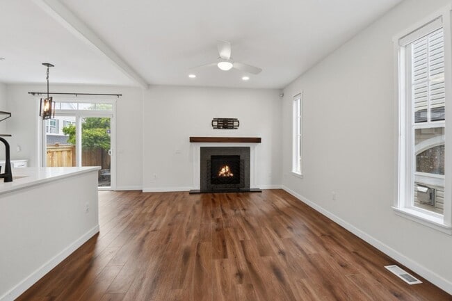 Building Photo - 3Bd/2.5Ba Edmonds Townhome
