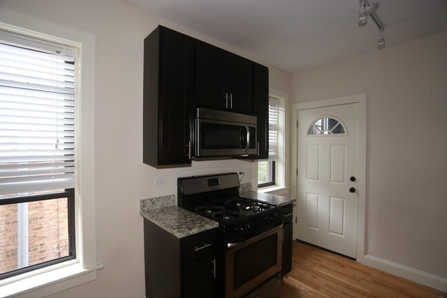 Building Photo - 4043 N Ashland Ave