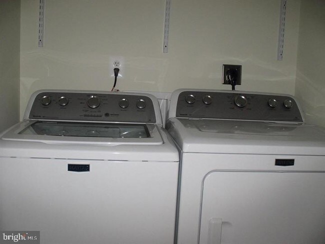 Building Photo - 1608 W Bancroft Ln