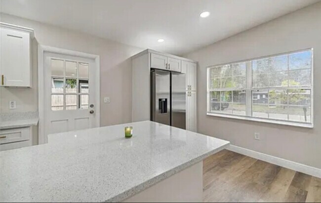 Building Photo - 1914 E Crenshaw St