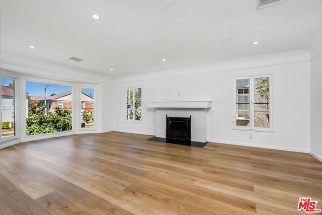 Building Photo - 9654 W Olympic Blvd