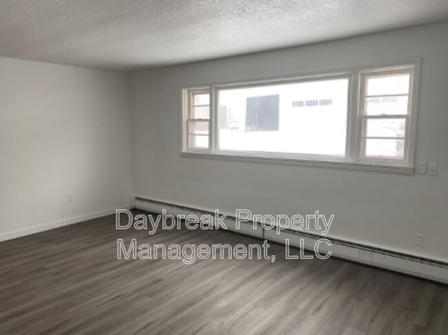 Building Photo - 1211-11 1/2 11 1/2 St N