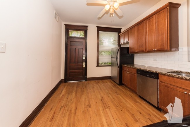 Building Photo - Remodeled 3bed/2bath with Dishwasher & Har...