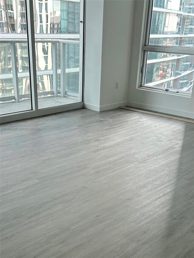 Foto del edificio - 300 S Biscayne Blvd