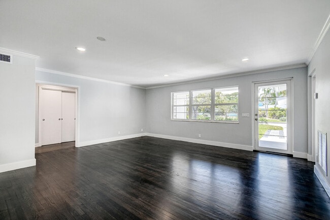 Building Photo - 624 S Palmway