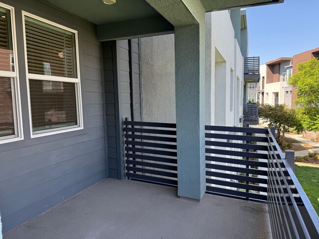 Building Photo - Executive Milpitas Townhome