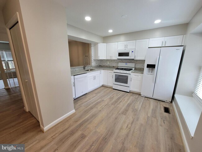 Building Photo - 4733 Gainsborough Dr