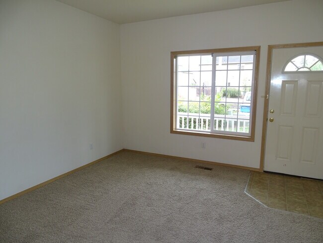 Building Photo - 6307 NE 59th Ct