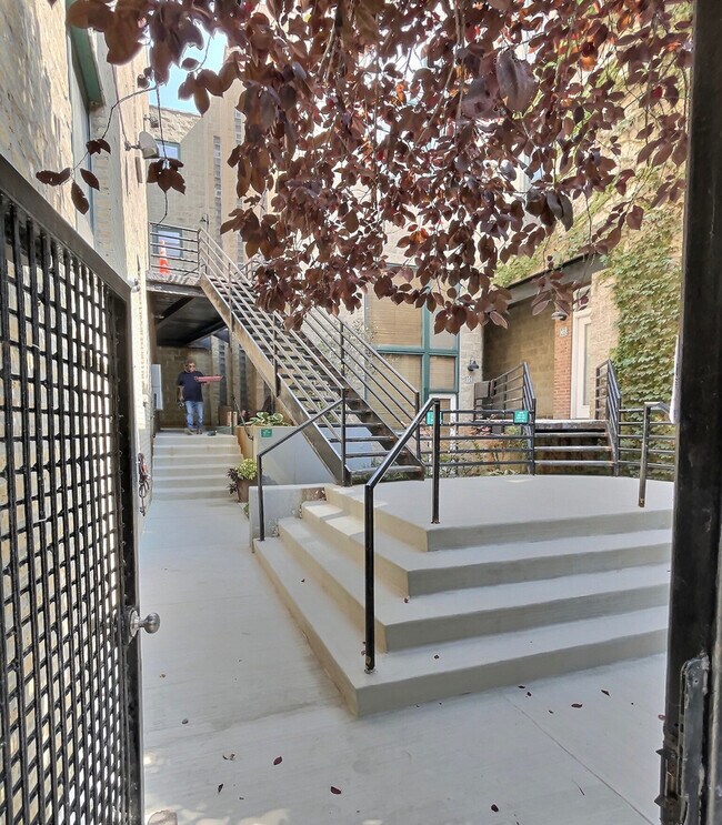 Building Photo - 2943 N Lincoln Ave