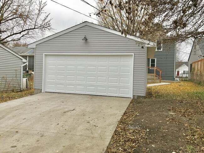Building Photo - Your Contemporary 4 Bedroom Haven in St. L...