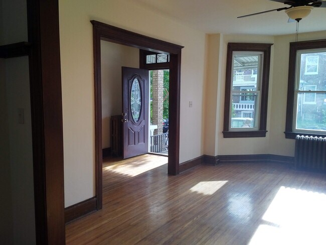 Foto del edificio - 3630 Warder St NW
