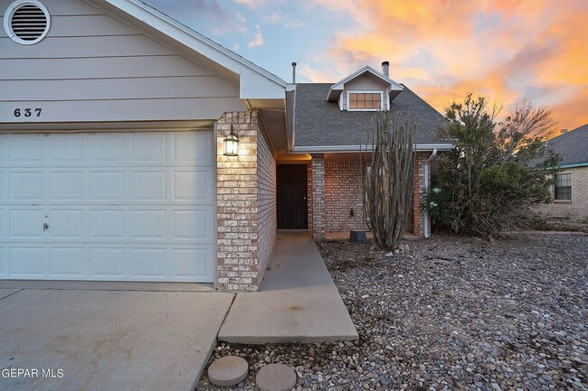 Building Photo - 637 Woodcrest Ln