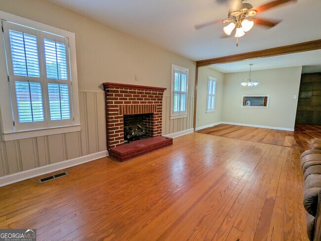 Building Photo - 6086 Lights Ferry Rd