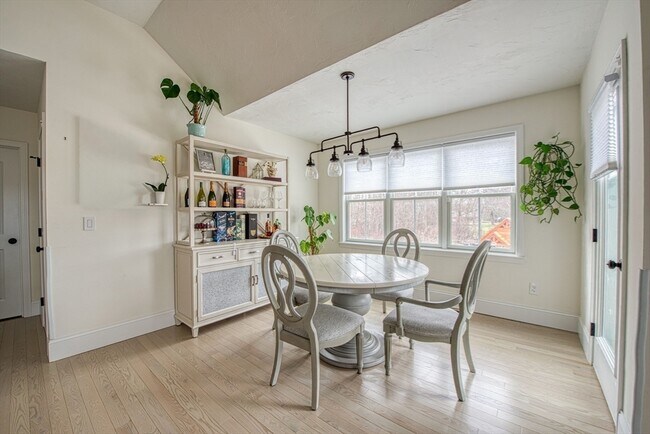 Foto del edificio - 35 Metacomet Rd