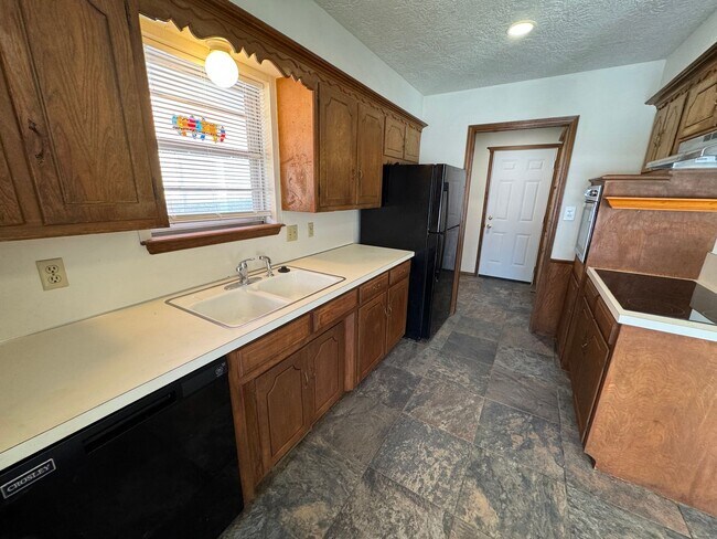 Building Photo - 3 bed, 2 bath, 2 car with 2 extra living spaces and new appliances, paint and carpet! Located clo...