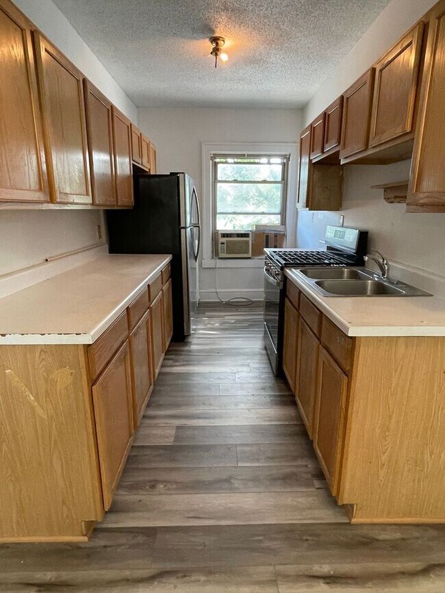 Foto del edificio - Spacious Central Ave Ne Apartment, Hardwoo...