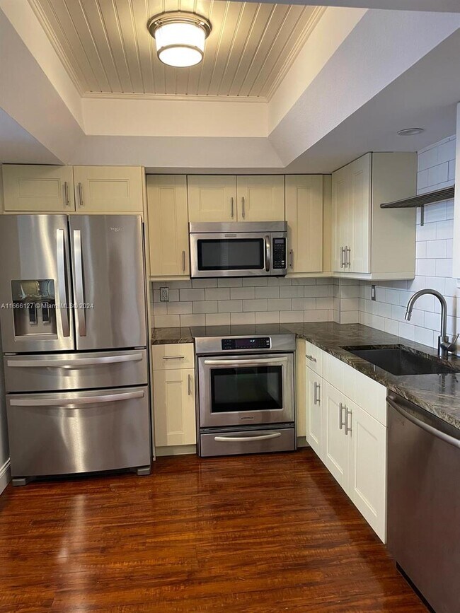 Building Photo - 520 Brickell Key Dr