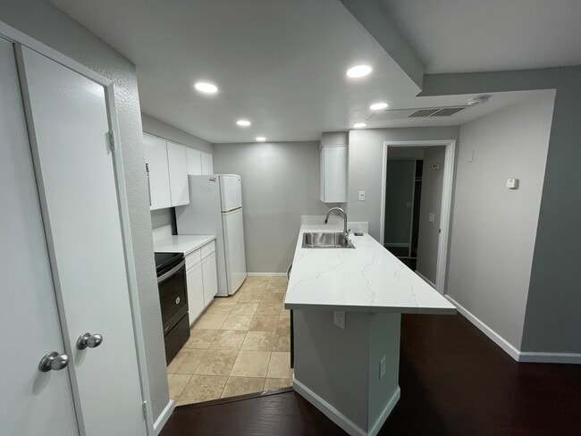 Building Photo - 3945 Nobel Dr