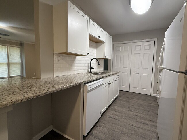 Foto del edificio - "Cozy 2-Bed Condo in Huntsville with Firep...