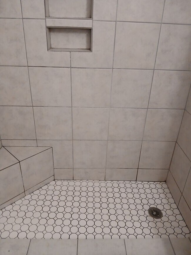 Foto del edificio - Walk in Shower! Single Level, 2 BR, 2 FULL Bath Townhome $1325/mo. Garner, NC !