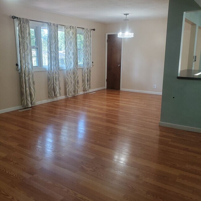 Building Photo - *Half off Security Deposit! Spacious 3 bed...