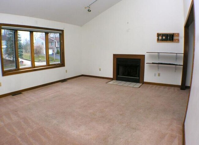 Building Photo - Corner lot 3 Bedroom/2.5 Bath raised ranch...