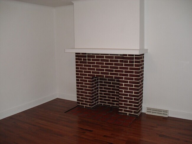 Building Photo - Available October 22, 2025, Lease will end...