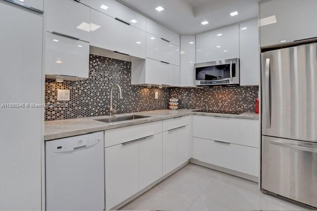 Building Photo - 500 Bayview Dr
