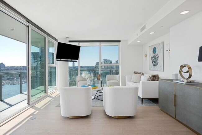 Photo du bâtiment - Amazing 3 Bed, 3 Bath, 2 Parking, Balcony, Water Views & More!