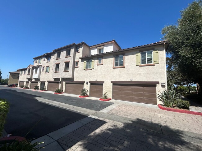 Building Photo - Spacious three bedroom home