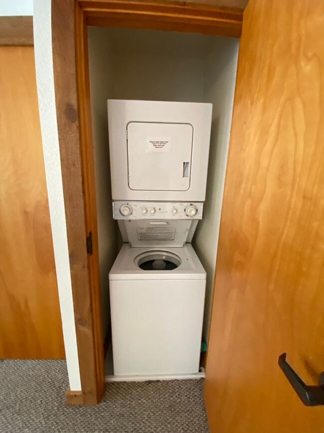 Building Photo - Pet Friendly (1 dog only) Ponds Studio