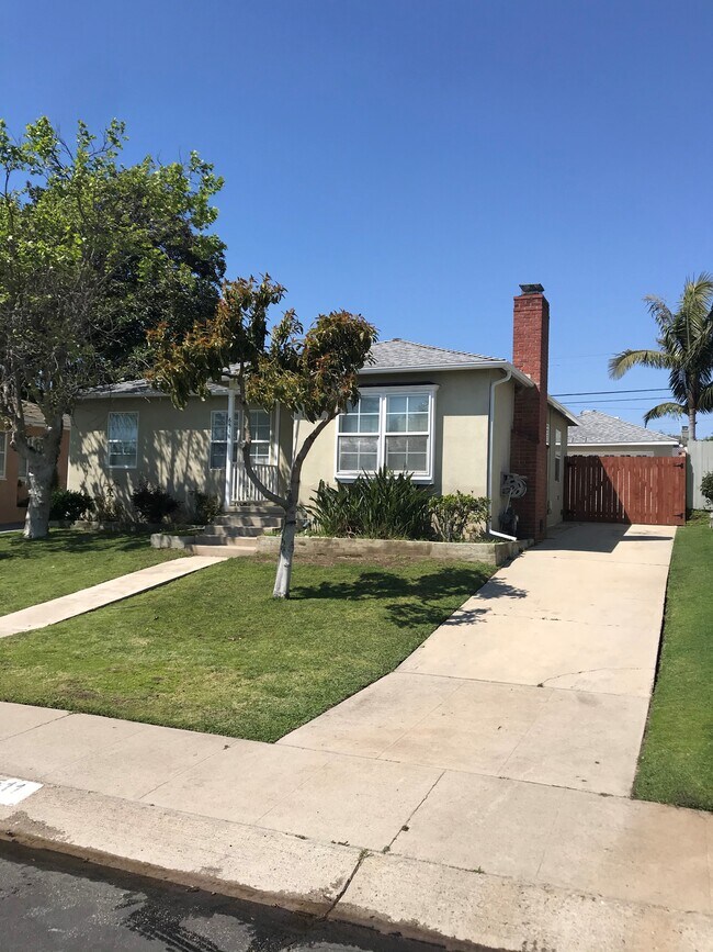 Front - 6511 W 87th Pl