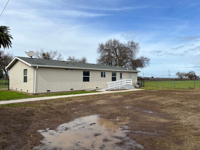 Building Photo - REDUCED RENT - 23714 N Bruella Rd. Acampo, CA